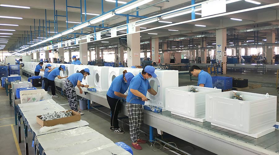 高效率！員工們忙碌地開展巴西客戶的衣物烘干機生產(chǎn)工作