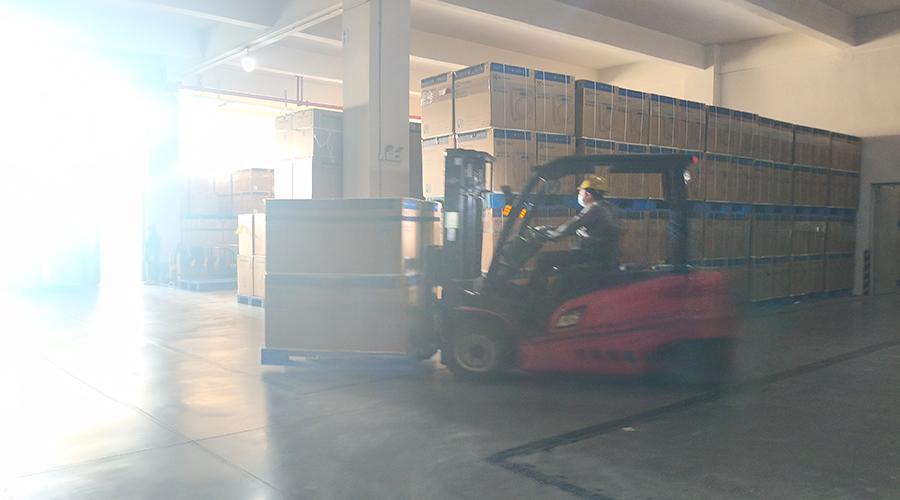 倉庫繁忙，每日多條柜滾筒干衣機發(fā)往全球